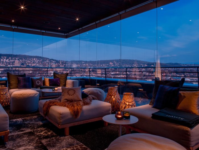 Haute Zürich Bar Rooftop bei Dämmerung